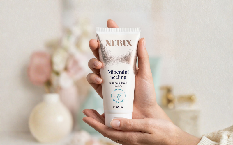 Minerální peeling NUBIX v rukou ženy